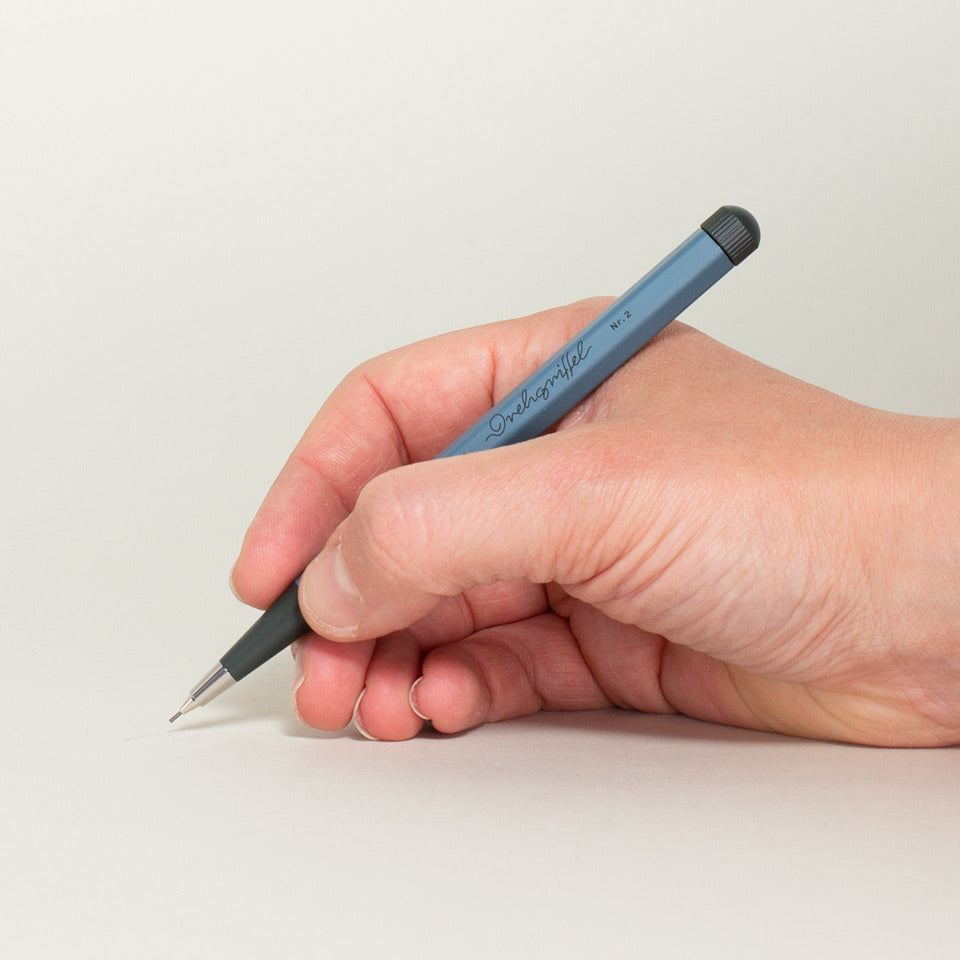 Leuchtturm Drehgriffel Bleistift 0,7 mm in der Hand, Größenvergleich