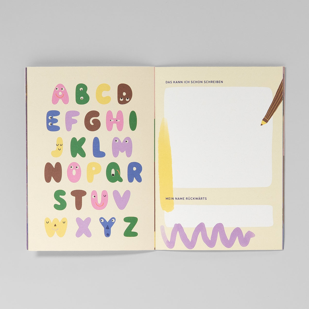 Buntes ABC mit Gesichtern und Felder für erste Wörter und den eigenen Namen rückwärts