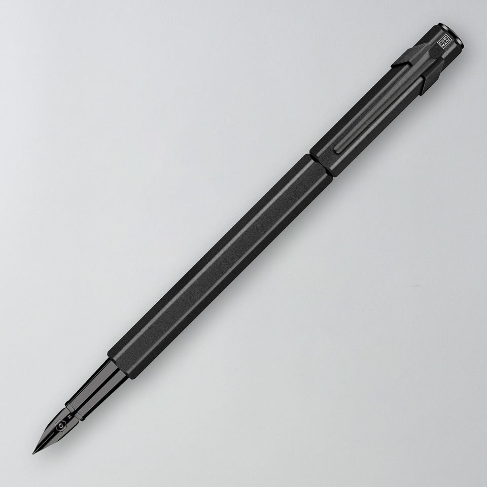 Caran d’Ache Füllfederhalter 849 Black Code schwarz – Füllfederhalter