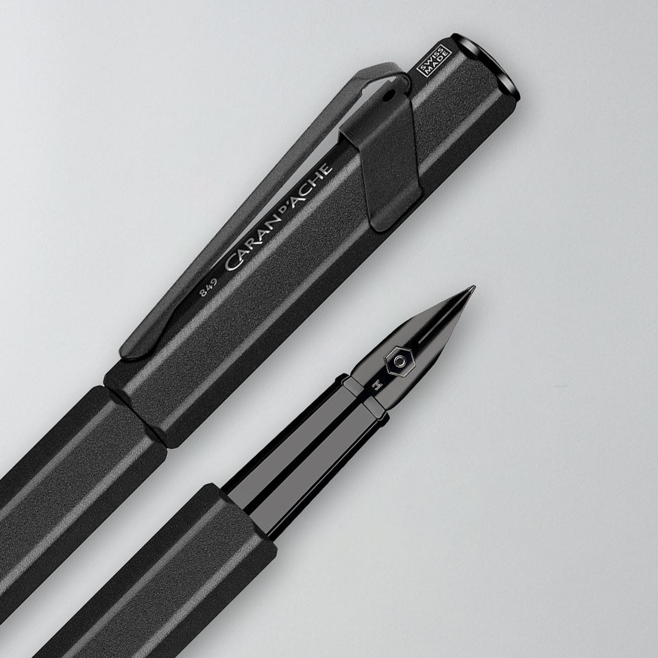 Caran d’Ache Füllfederhalter 849 Black Code schwarz – Füllfederhalter