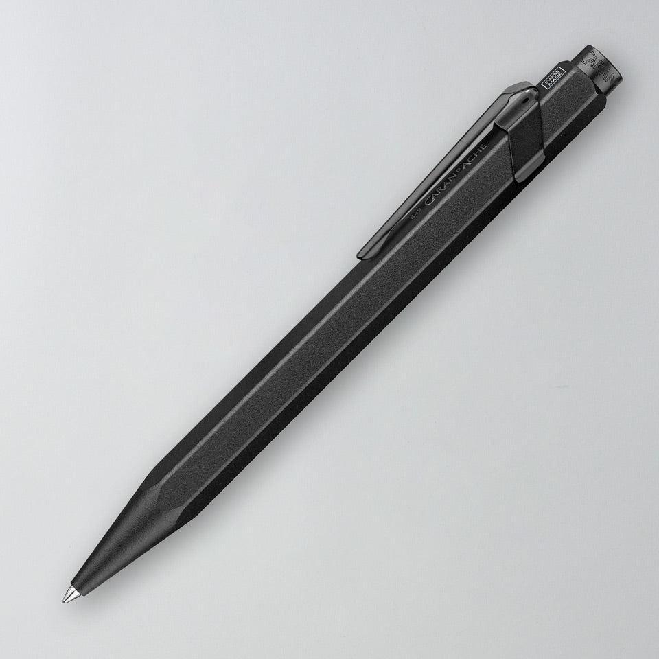 Caran d’Ache Kugelschreiber XL 849 Black Code schwarz – Kugelschreiber