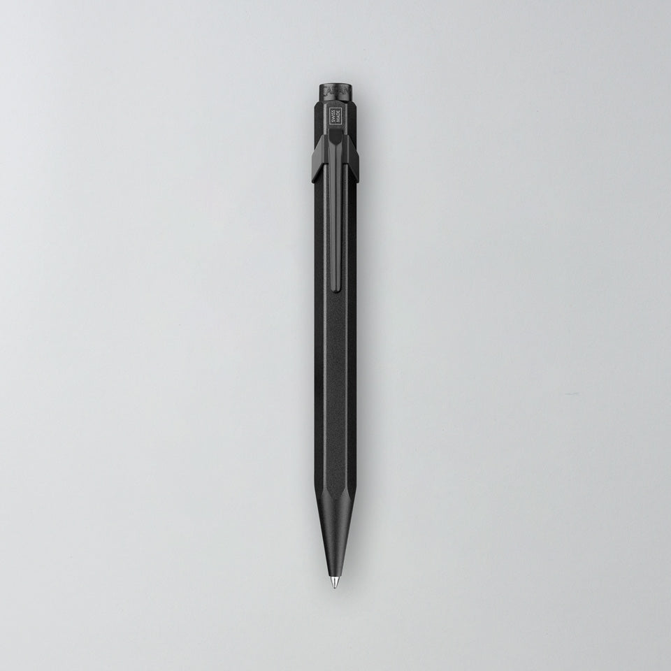 Caran d’Ache Kugelschreiber XL 849 Black Code schwarz – Kugelschreiber