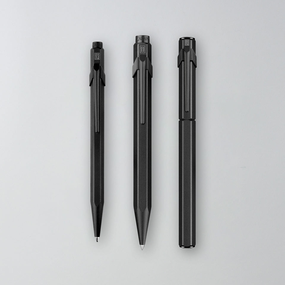 Caran d’Ache Kugelschreiber XL 849 Black Code schwarz – Kugelschreiber