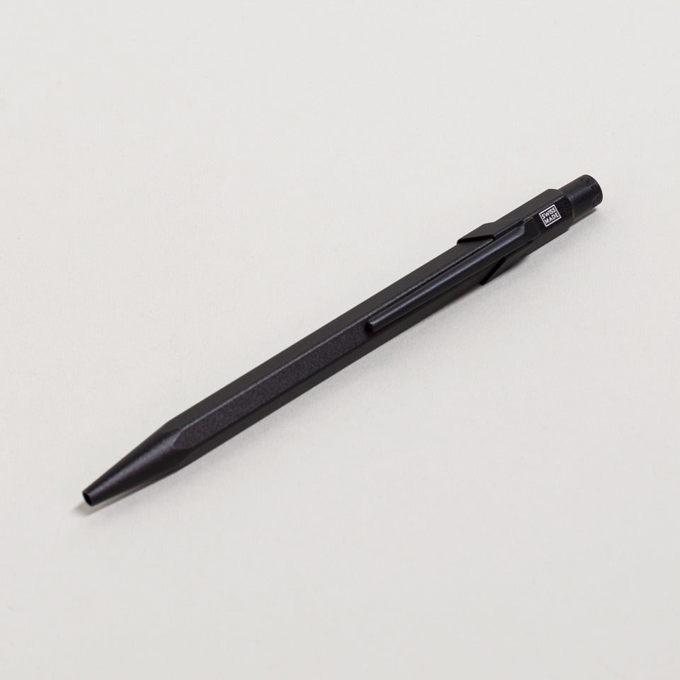 Caran d’Ache Kugelschreiber 849 Black Code schwarz – Kugelschreiber