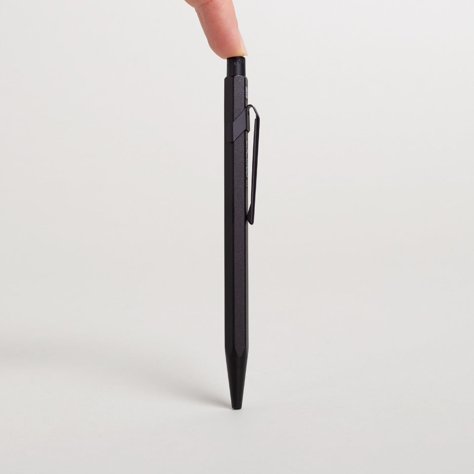 Caran d’Ache Kugelschreiber 849 Black Code schwarz – Kugelschreiber