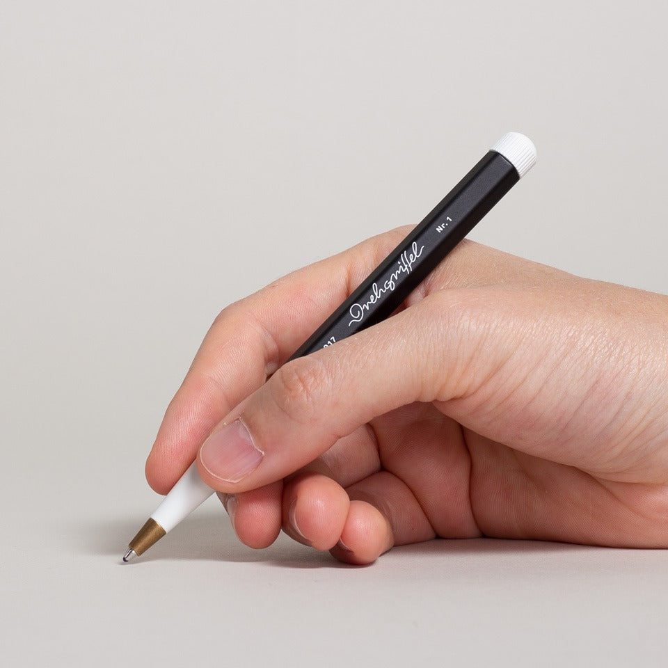 Leuchtturm Drehgriffel Gelschreiber in Schwarz, in der Hand, Größenvergleich