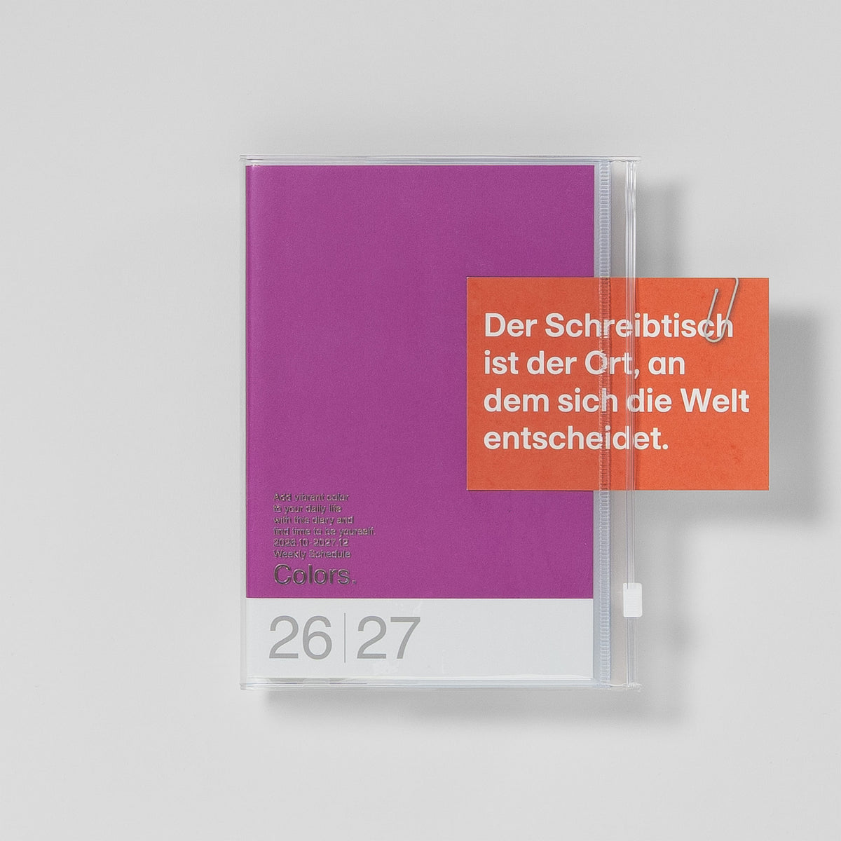 Mark's Taschenkalender B6 2026/27, Farbe Violett – Anwendungsbeispiel mit Flyer in der Umschlagtasche