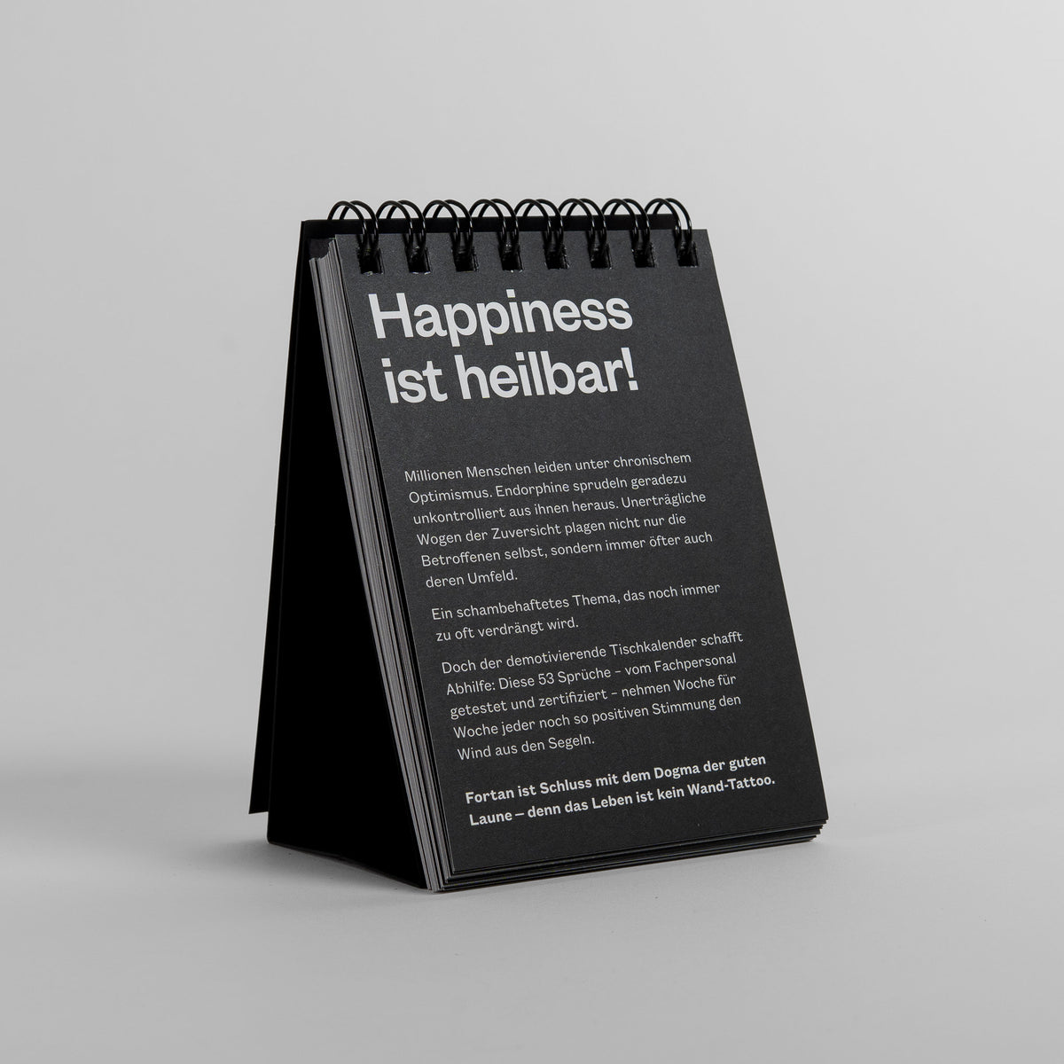 Innenseite des demotivierenden Tischkalenders 2027 mit dem Spruch „Happiness ist heilbar“