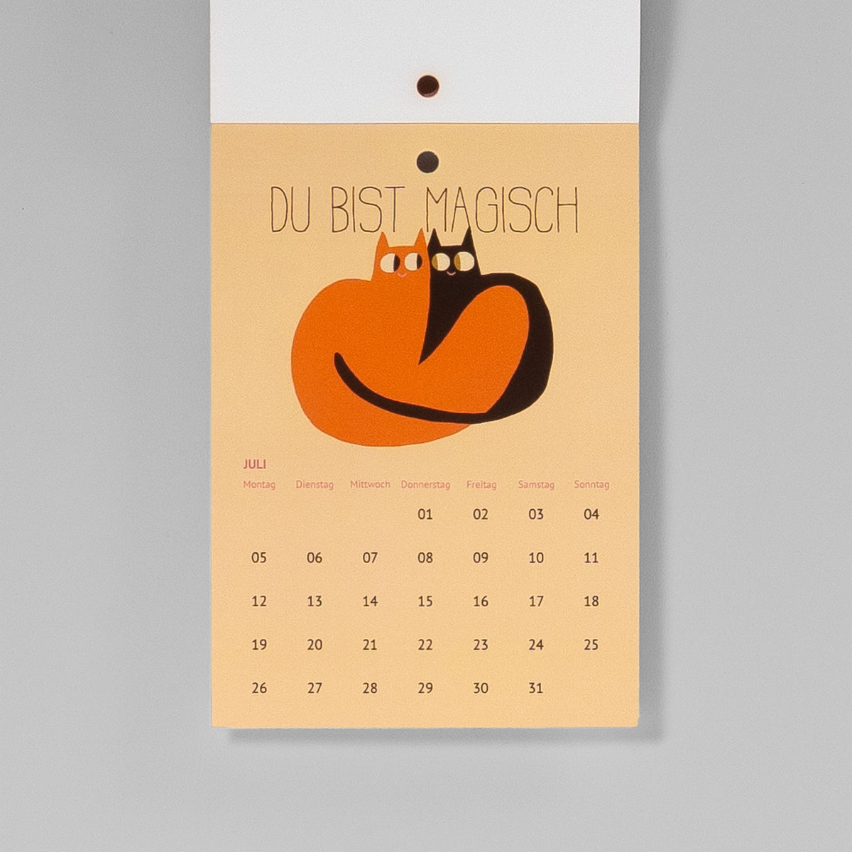 Juliblatt Du bist magisch – orange und schwarze Katze aneinandergeschmiegt