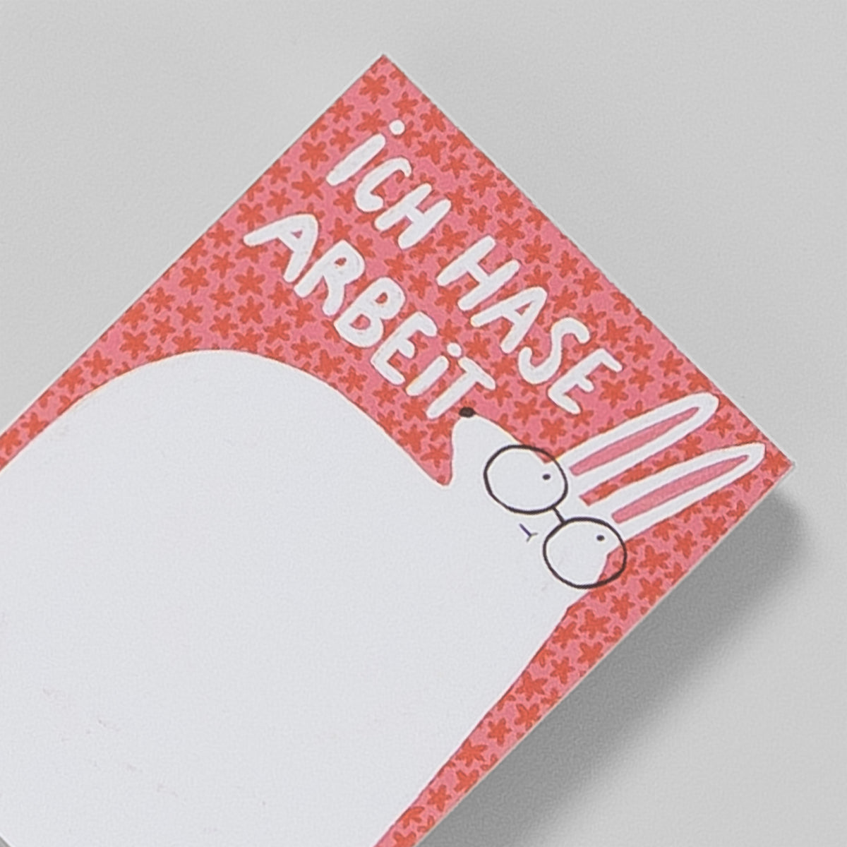 Notizblock A7 „Ich Hase Arbeit“ von Slinga, Nahaufnahme des Hasenkopfs mit Brille