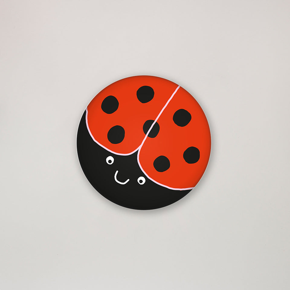 Unter Pinien Button Glückskäfer – Schule