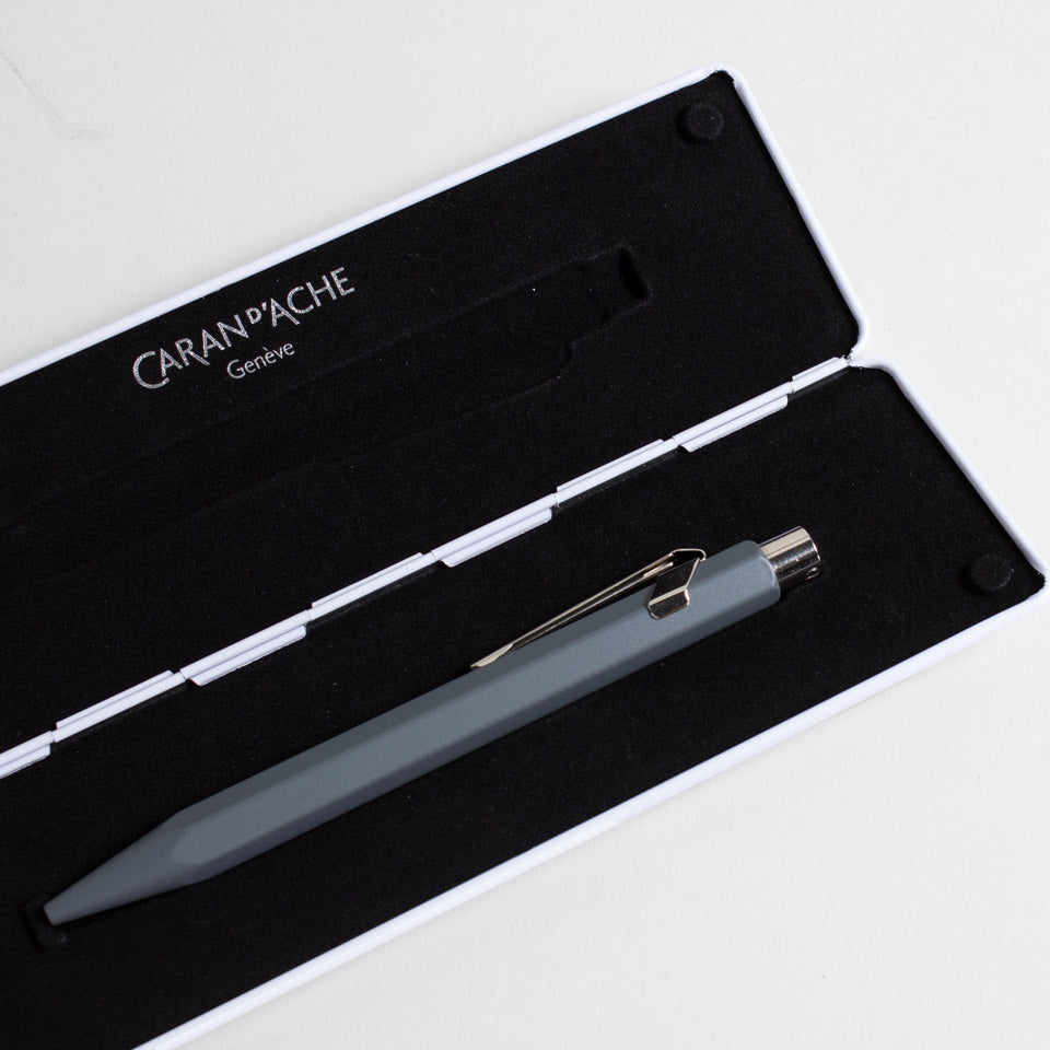 Caran d’Ache Rollerball 849 mit Etui – Gelschreiber