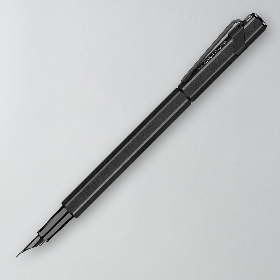 Caran d’Ache Füllfederhalter 849 Black Code schwarz – Füllfederhalter
