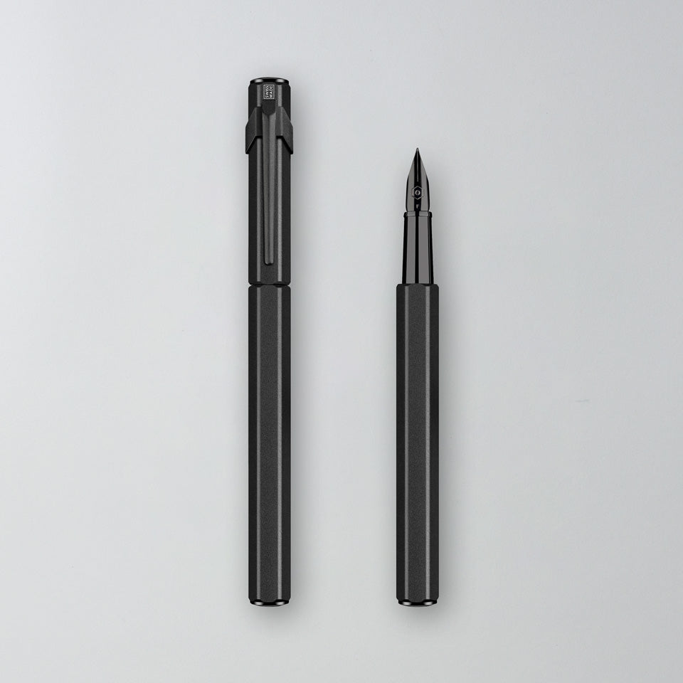Caran d’Ache Füllfederhalter 849 Black Code schwarz – Füllfederhalter