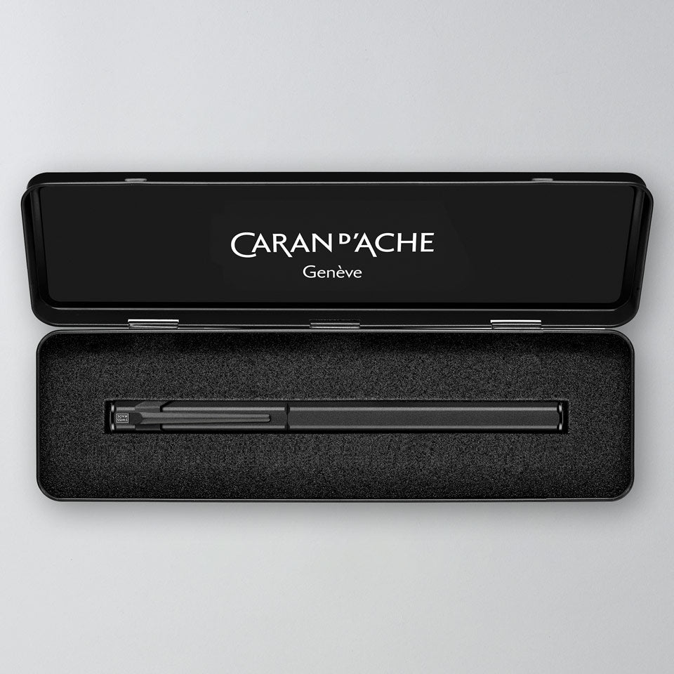 Caran d’Ache Füllfederhalter 849 Black Code schwarz – Füllfederhalter