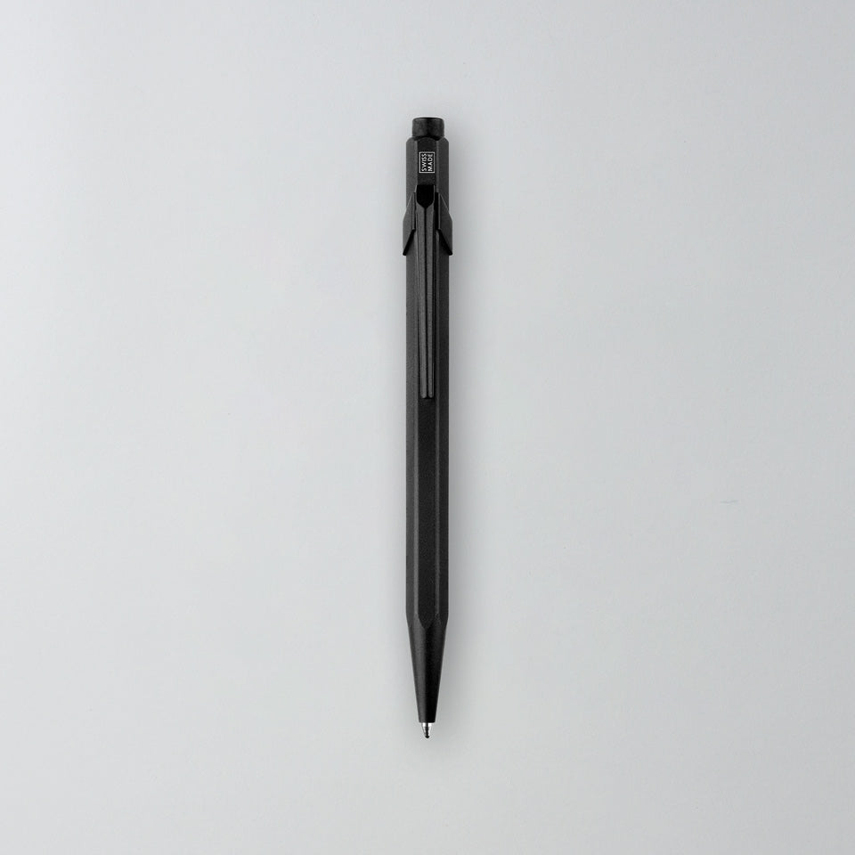 Caran d’Ache Kugelschreiber 849 Black Code schwarz – Kugelschreiber