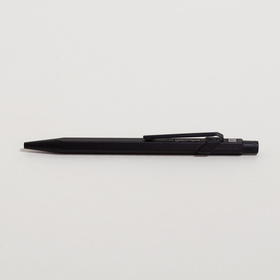 Caran d’Ache Kugelschreiber 849 Black Code schwarz – Kugelschreiber