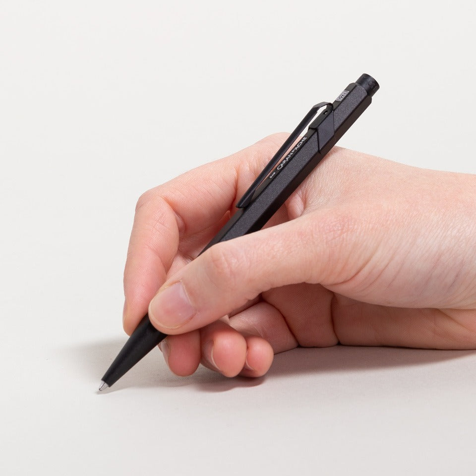 Caran d’Ache Kugelschreiber 849 Black Code schwarz – Kugelschreiber