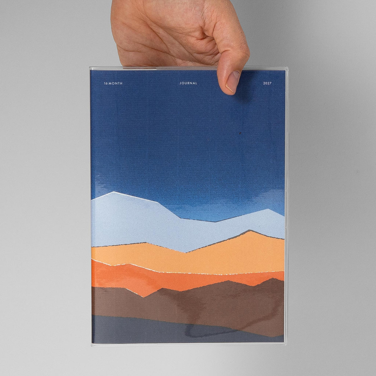 Größenvergleich A5 – der Scenery Monatskalender neben der Hand