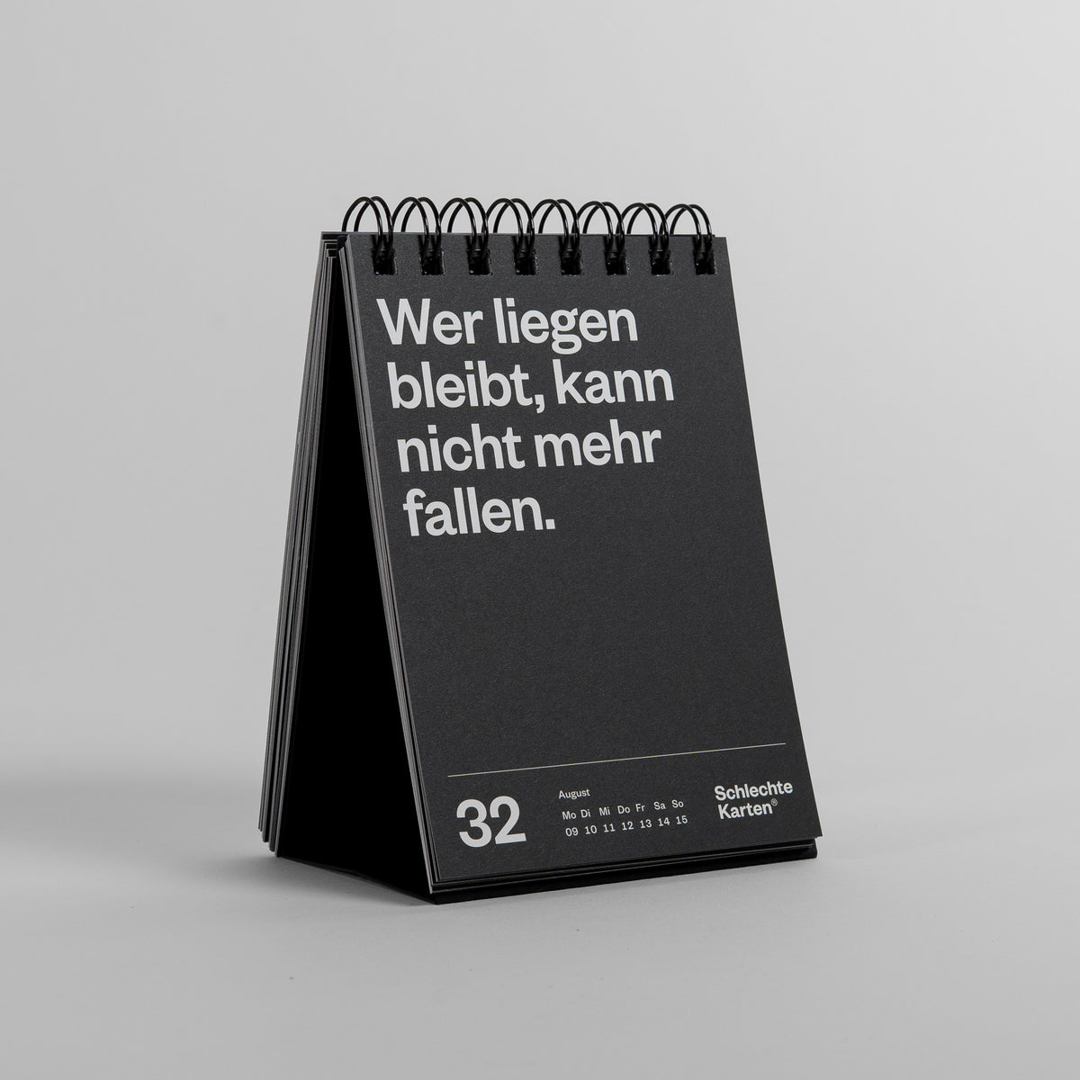 Kalenderwoche 32 im demotivierenden Tischkalender 2027 mit dem Spruch „Wer liegen bleibt“
