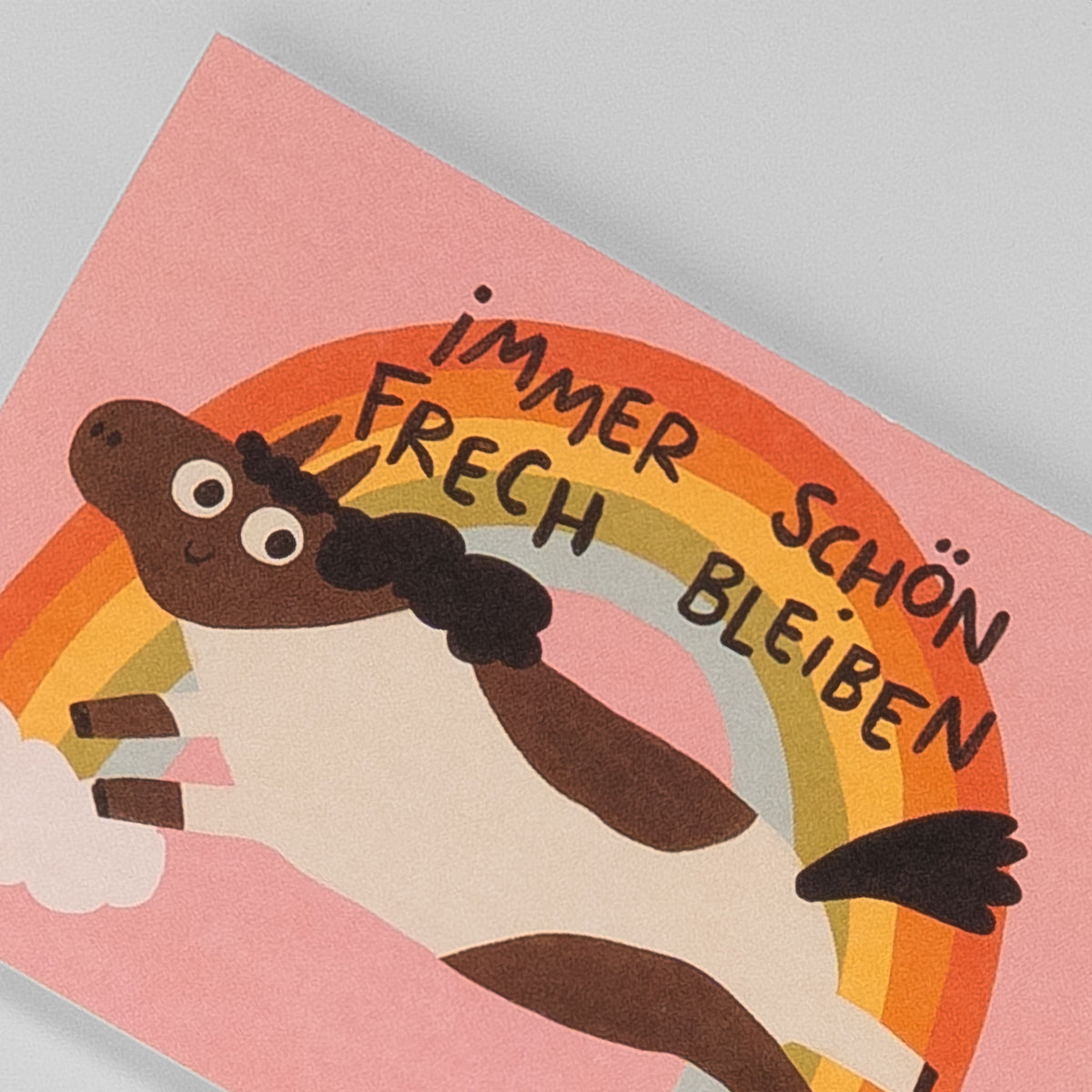 Detailansicht der Slinga Postkarte „Immer schön frech bleiben“