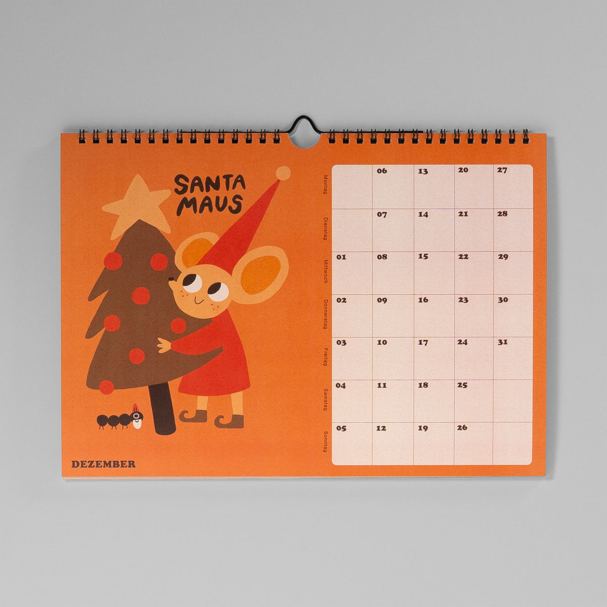 Dezemberblatt Santa Maus – Maus mit roter Zipfelmütze umarmt einen Weihnachtsbaum