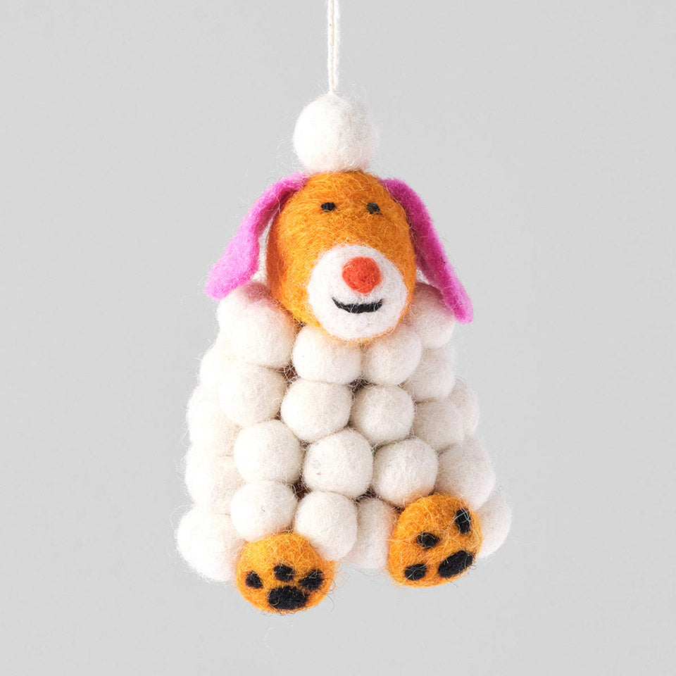 Wrap Filzanhänger Hund Minu im Schneeballhaufen – Dekoration